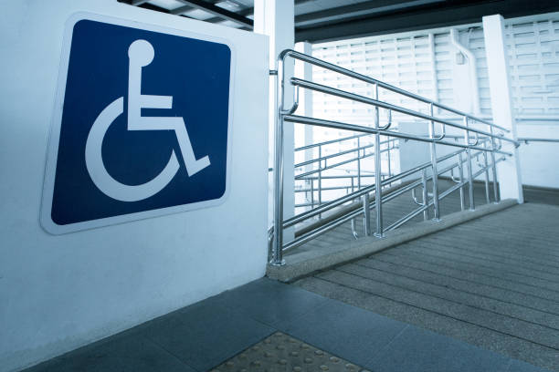 Imagem mostra um desenho de uma pessoa em cadeira de rodas e uma rampa com corrimão