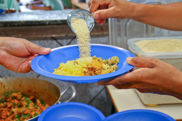 imagem de prato de comida com uma pessoa servindo
