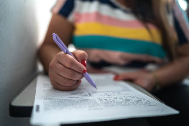 imagem mostra pessoa fazendo prova em concurso