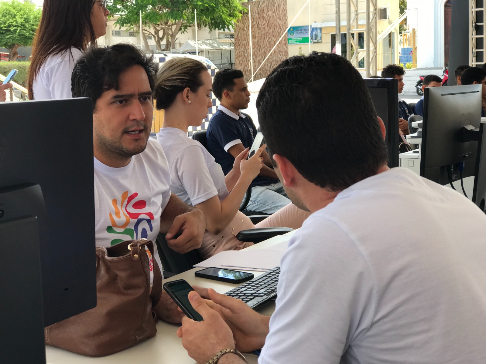 Imagem de dois homens sentados à mesa, conversando.