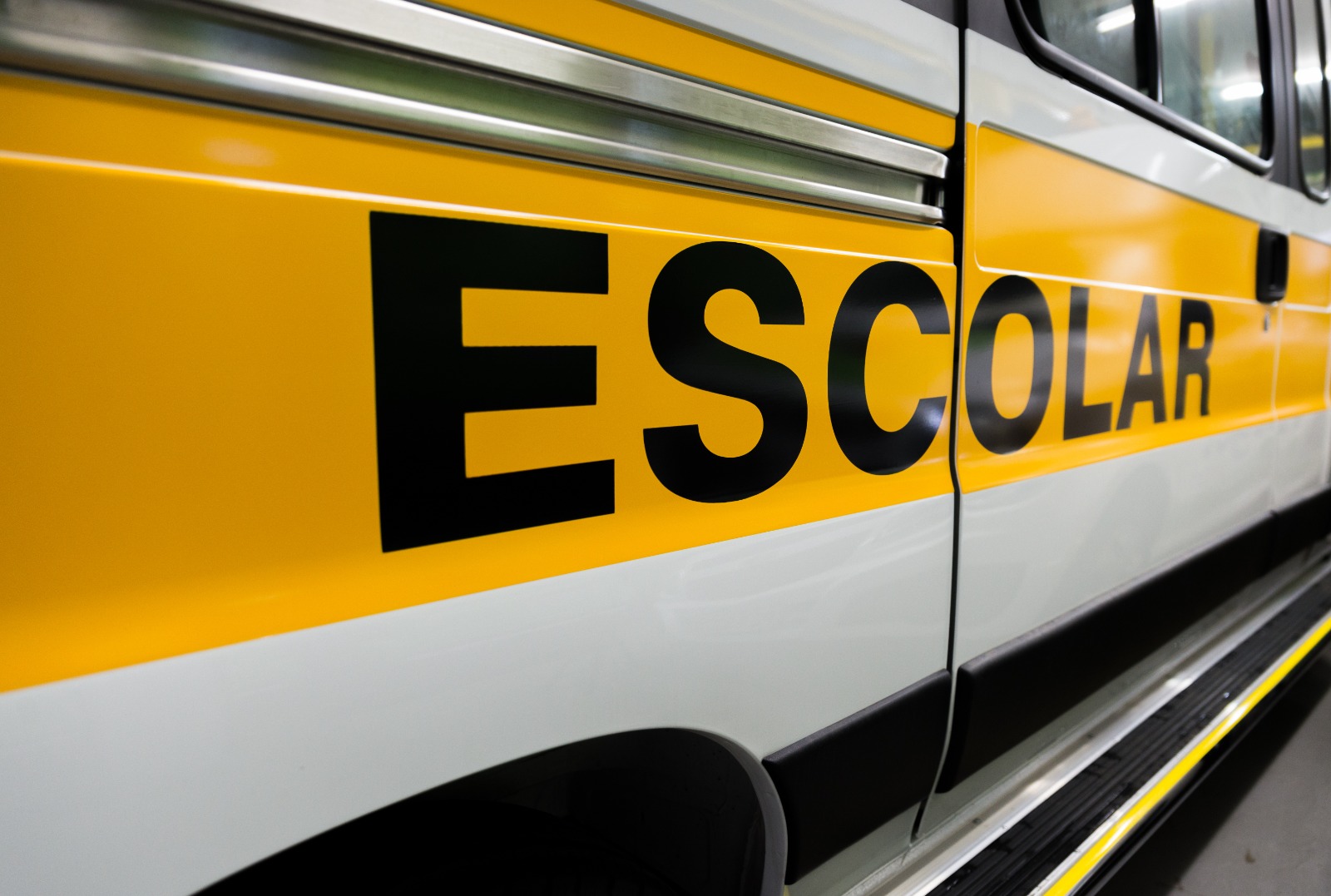 Imagem de um carro de transporte escolar