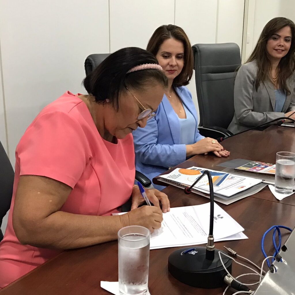 Imagem da governadora do RN Fátima Bezerra assinando um documento.