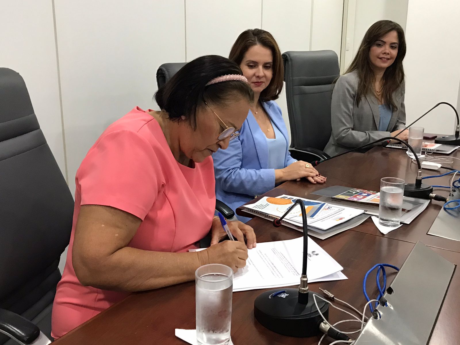 Imagem da governadora do RN Fátima Bezerra assinando um documento.