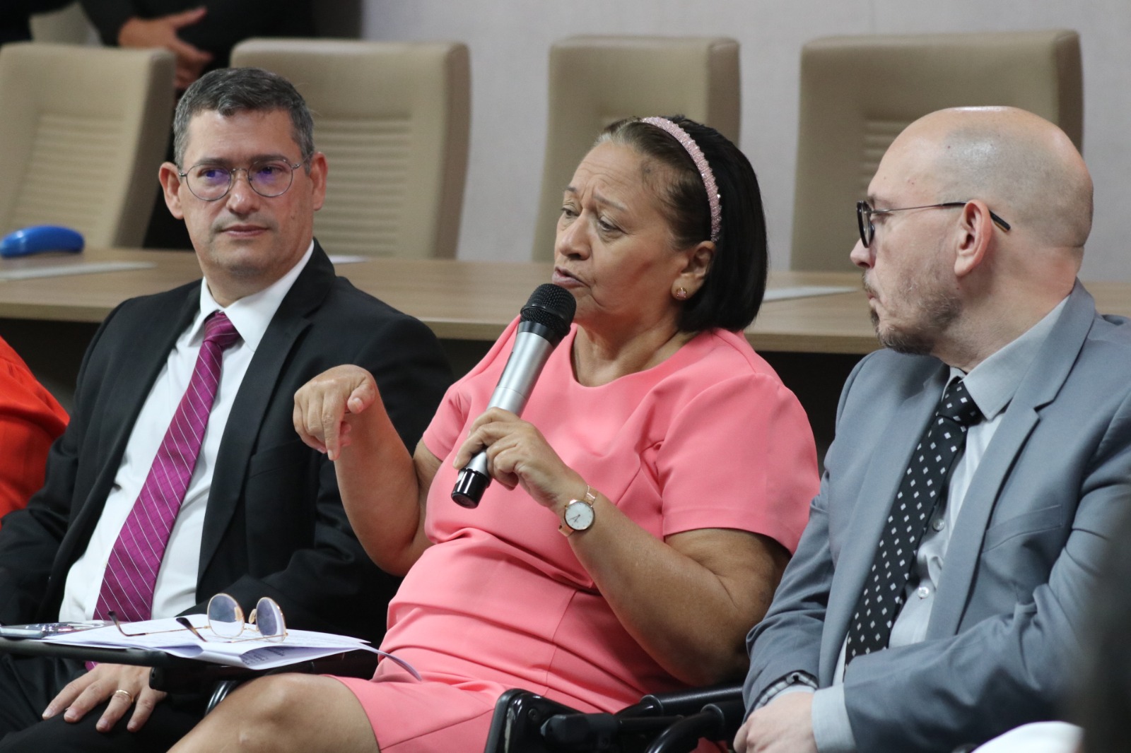 Imagem dos promotores de Justiça Oscar Hugo Ramos e Erickson Girley, ao lado da governadora do RN Fátima Bezerra.