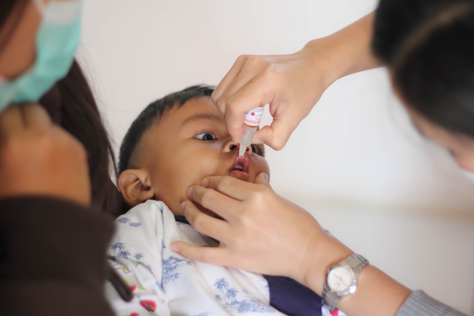 Imagem de uma criança recebendo a vacina contra a poliomielite