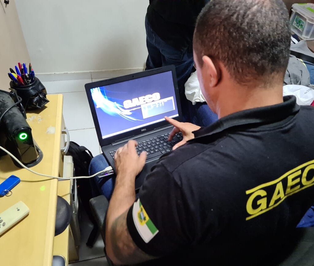 Imagem de um agente do Gaeco acessando conteúdos em um notebook