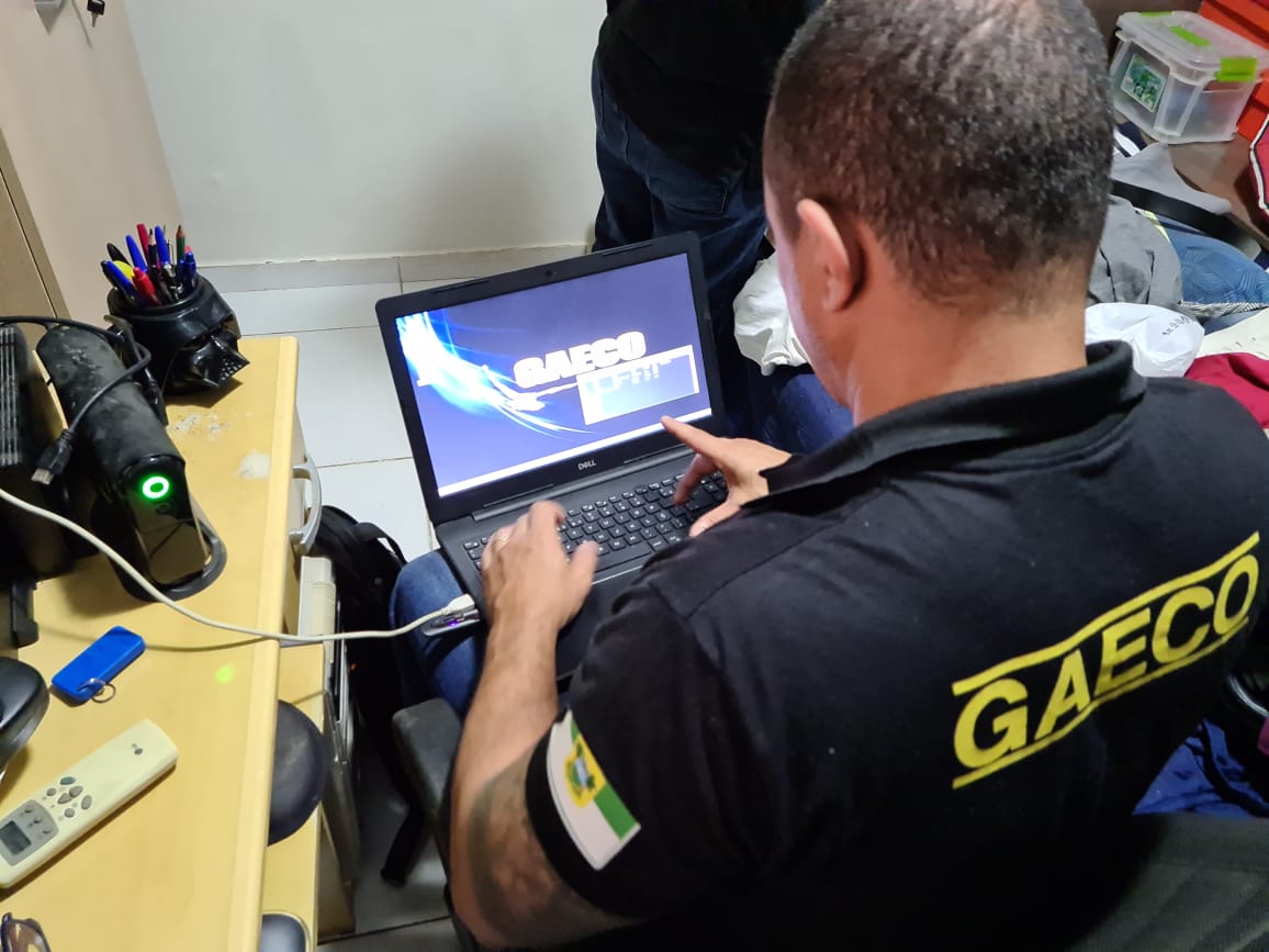 Imagem de um agente do Gaeco acessando conteúdos em um notebook