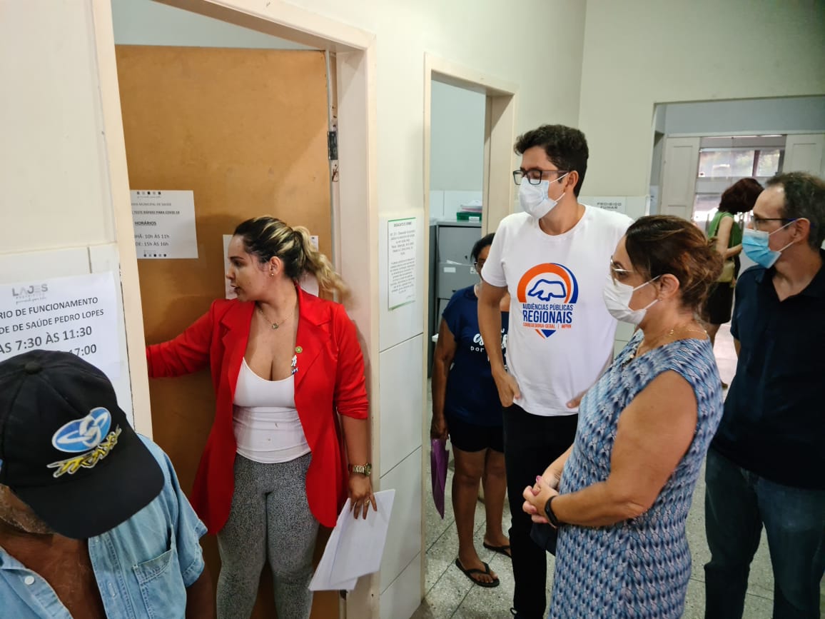 Imagem de pessoas em um corredor de um Centro de Referência de Assistência Social (CRAS), em Lajes.