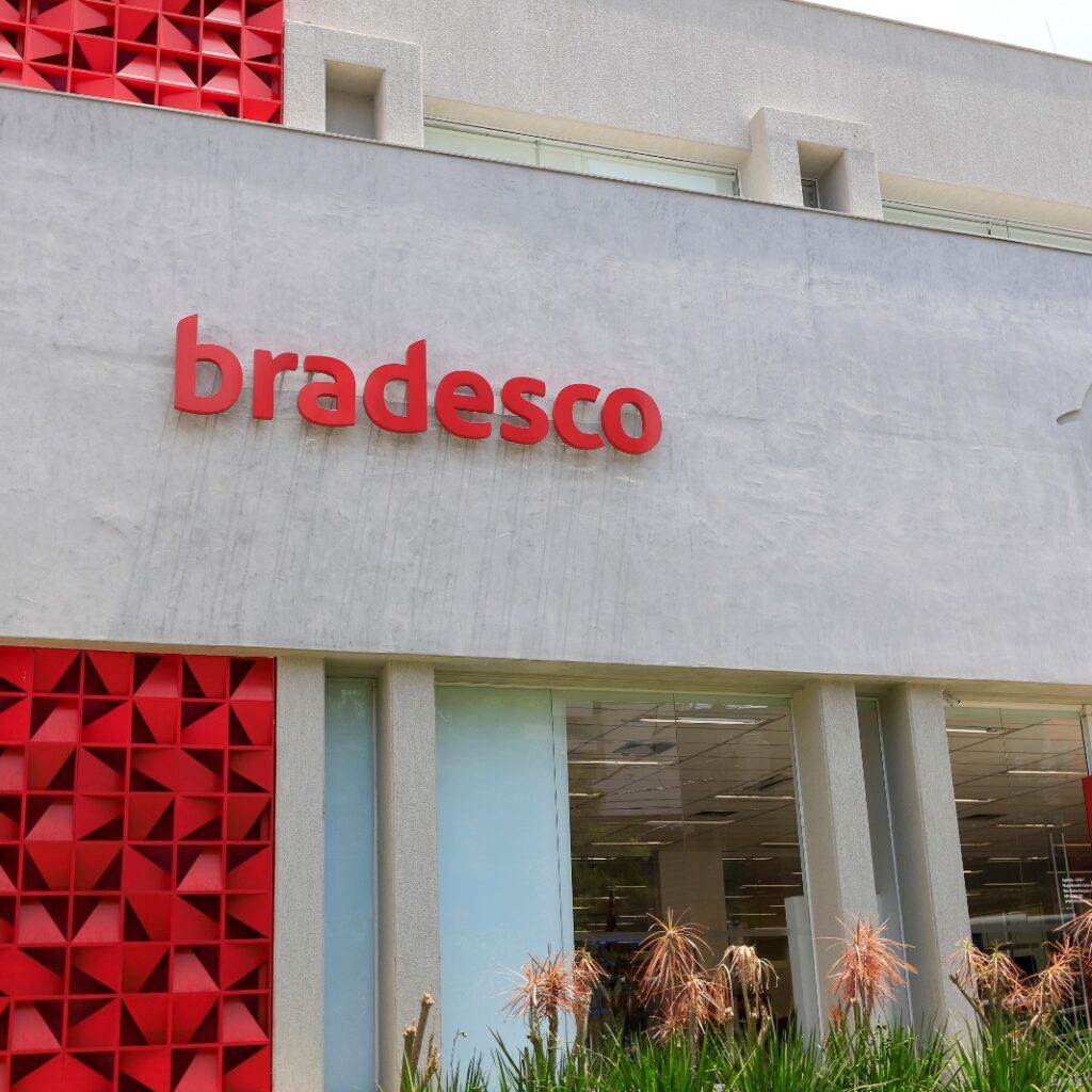 Imagem da fachada do banco Bradesco.