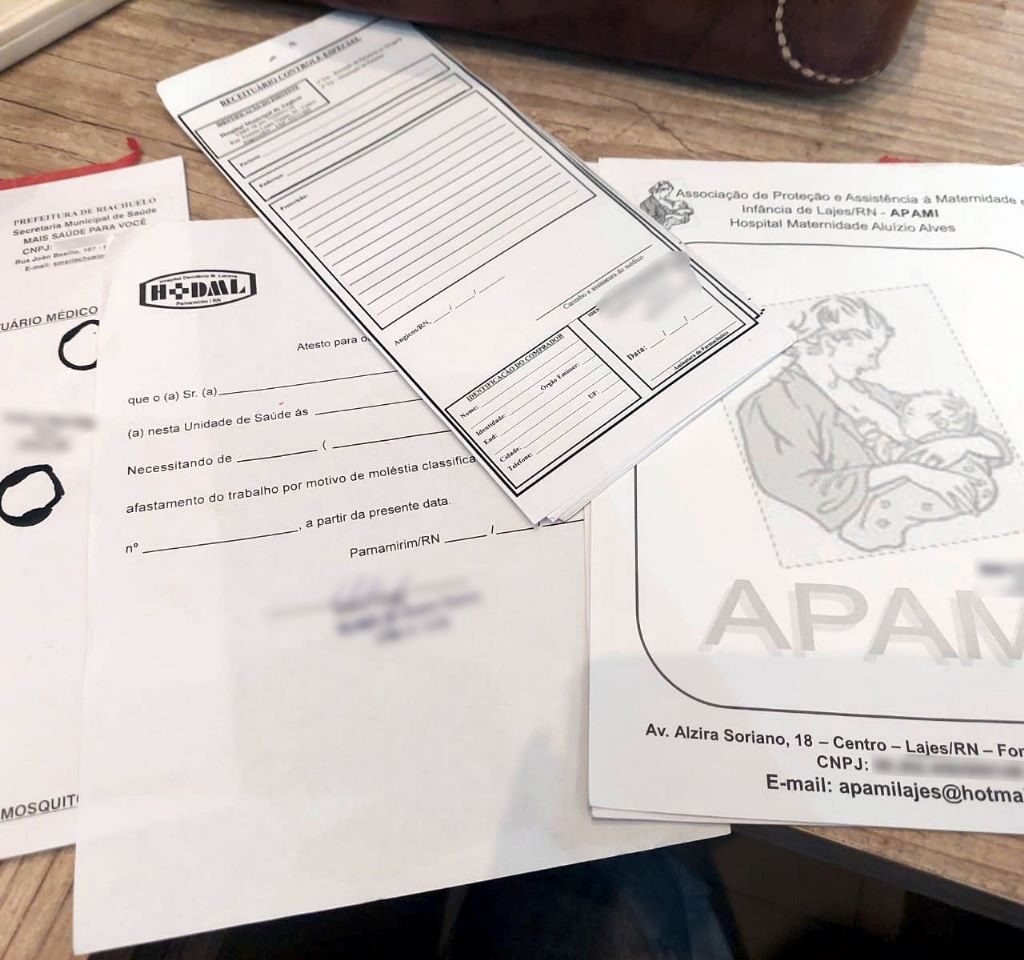 Imagem com atestados e receituários médicos