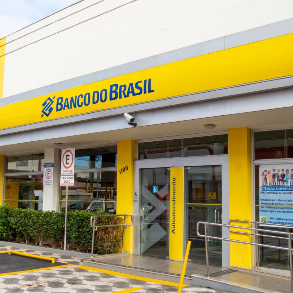Imagem da fachada de uma agência do Banco do Brasil.
