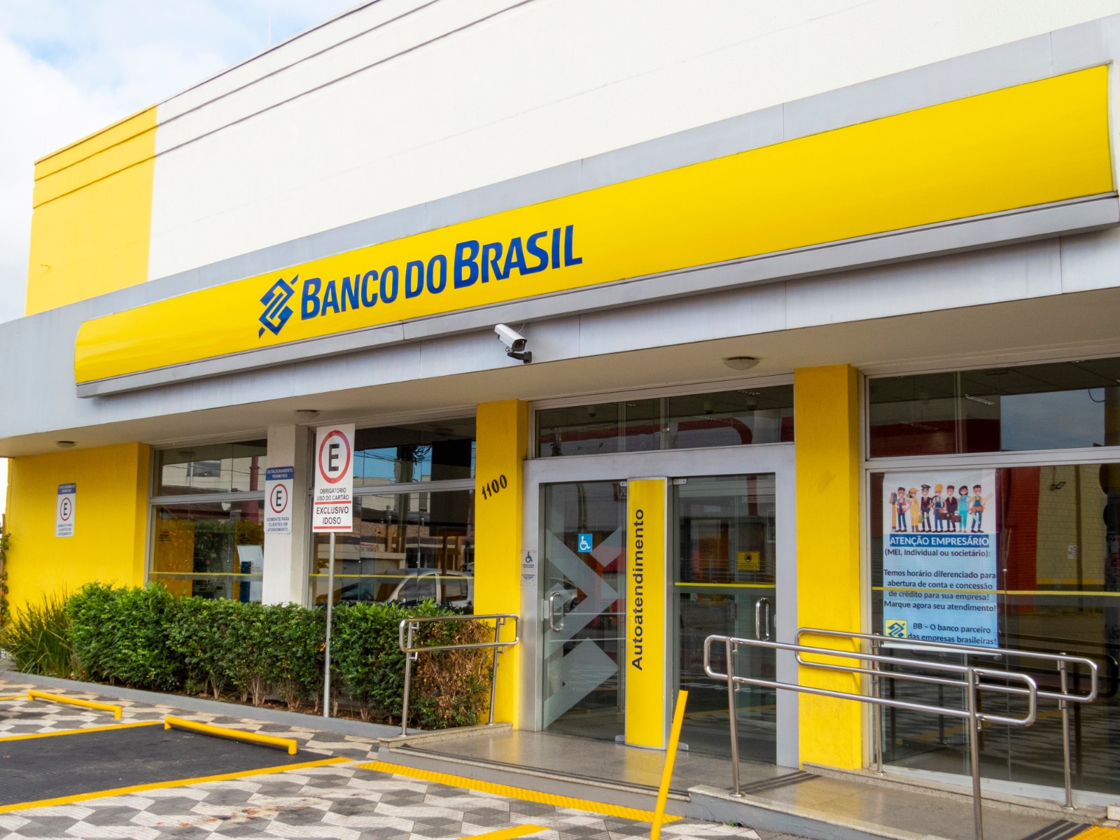 Imagem da fachada de uma agência do Banco do Brasil.