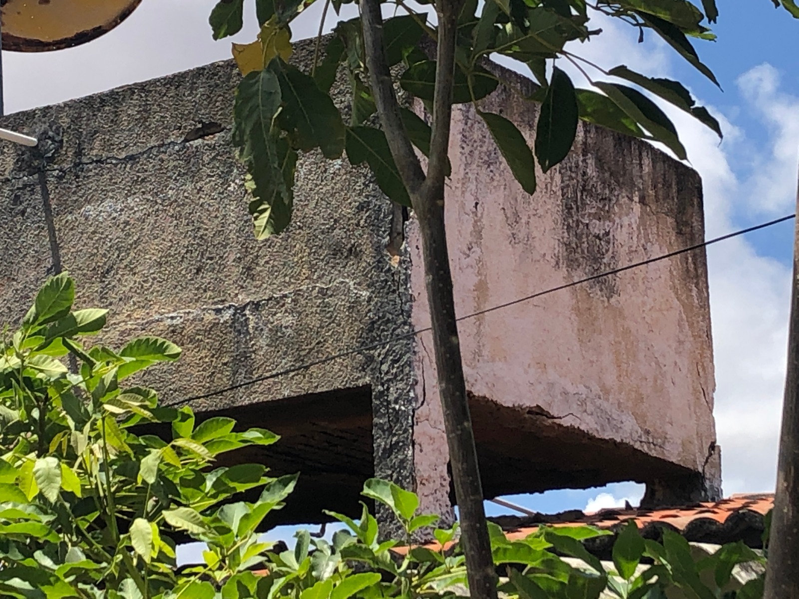 Imagem mostra fissuras em caixa d'agua feita de alvernaria.