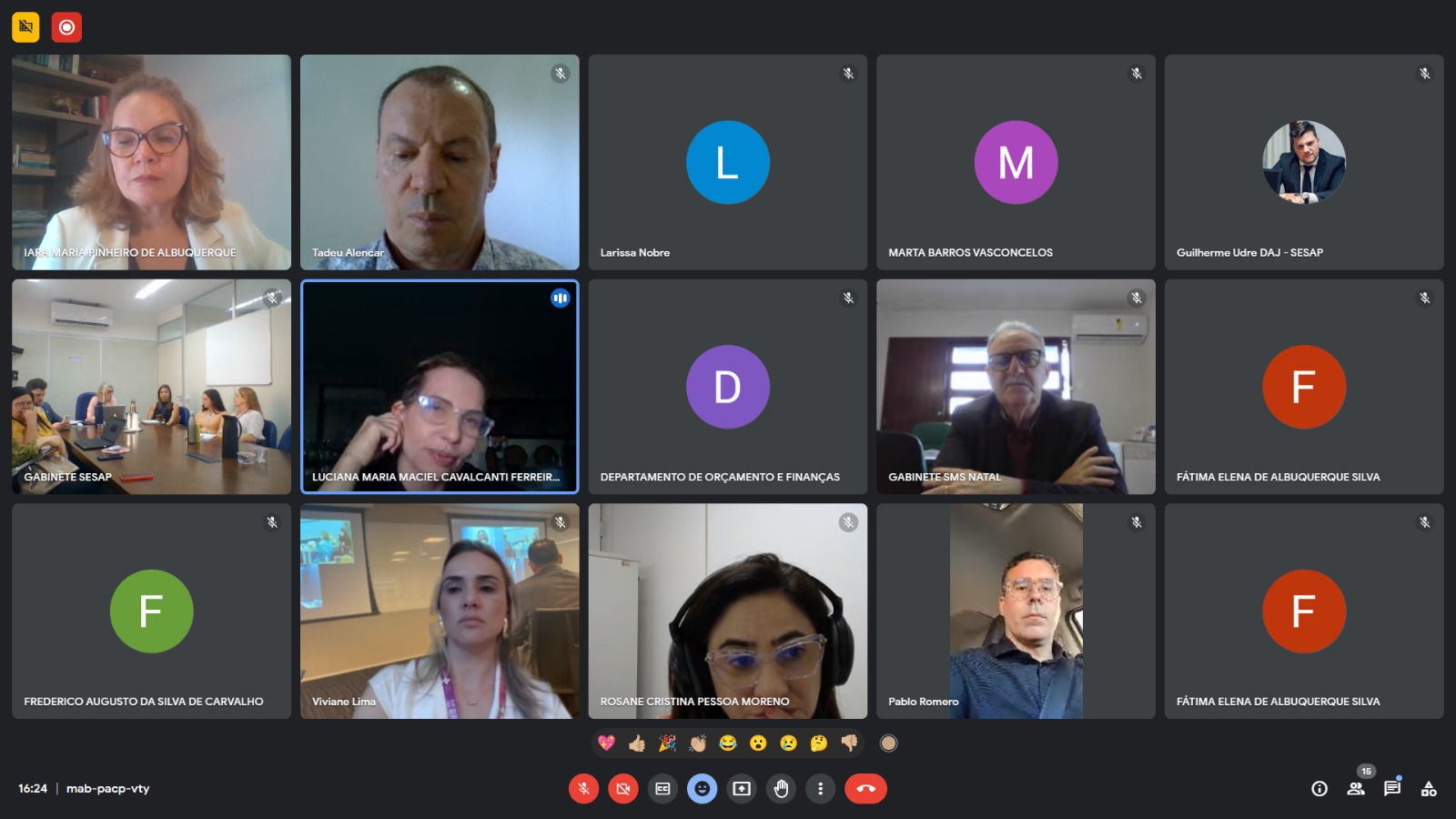 Imagem da tela de uma videoconferência pelo Google Meet com várias pessoas.