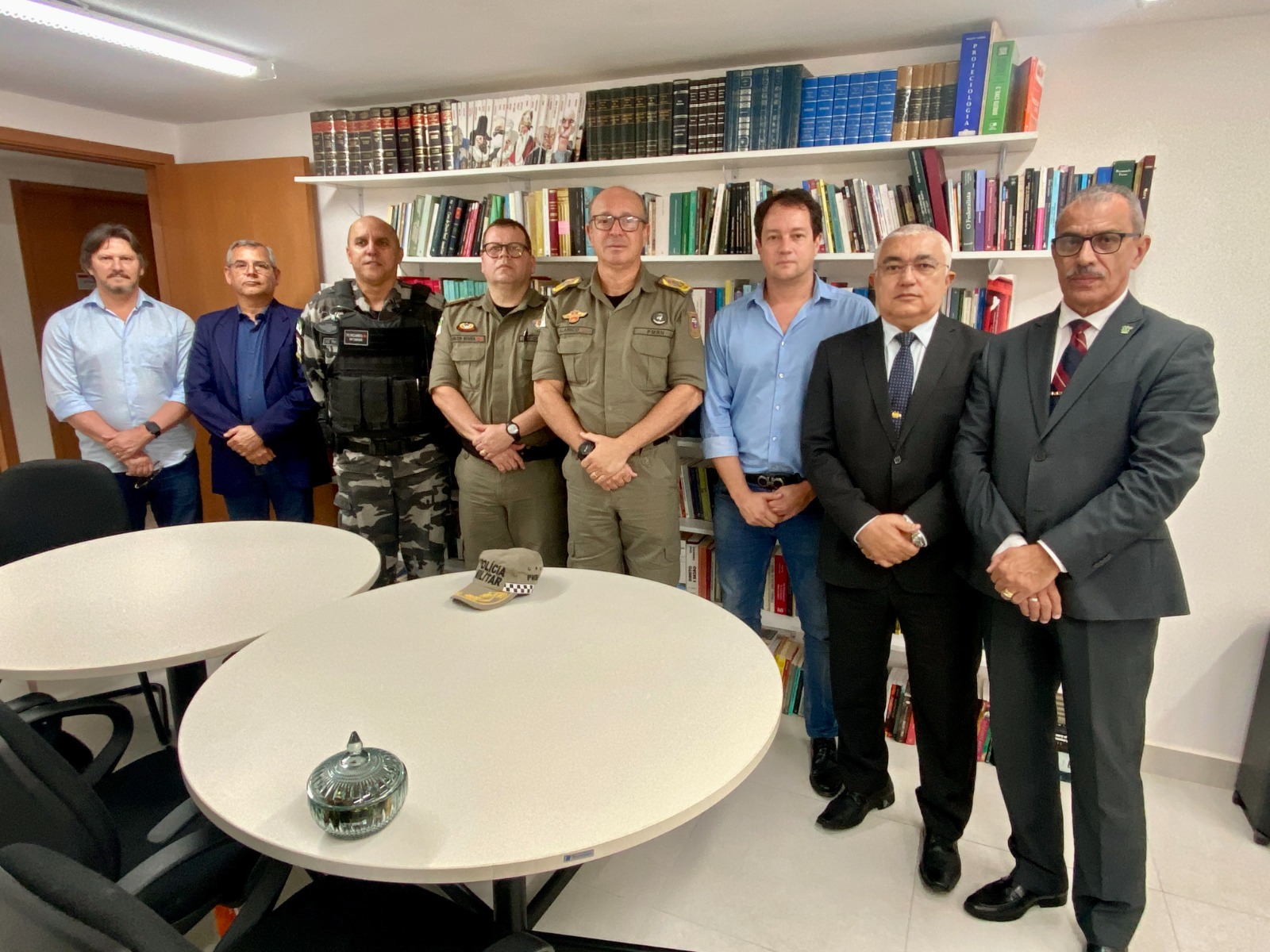 Imagem de oito homens, um ao lado do outro, posando para a foto.