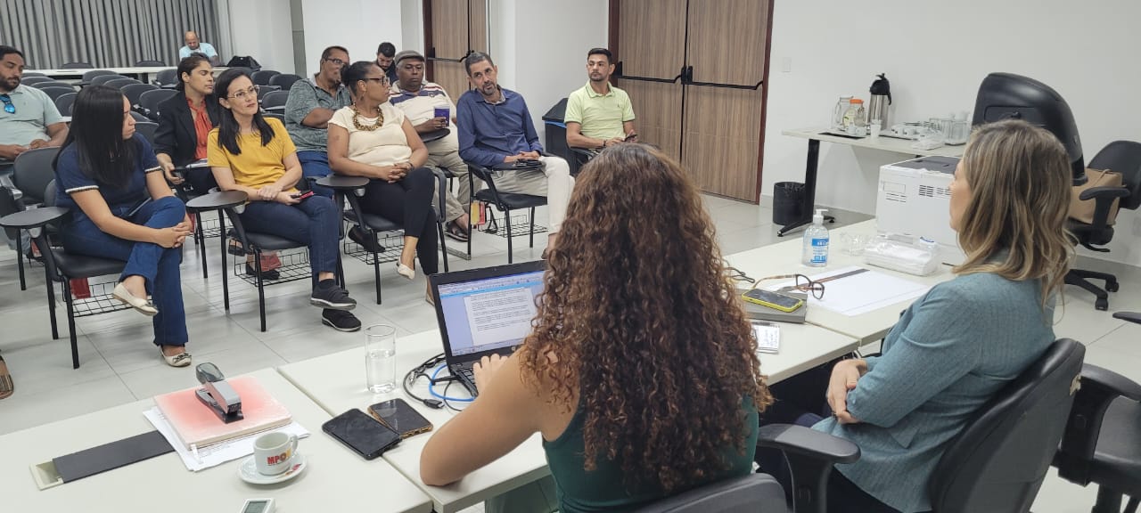 Imagem de uma reunião entre os candidatos a conselheiros tutelares e representantes do Ministério Público do RN.