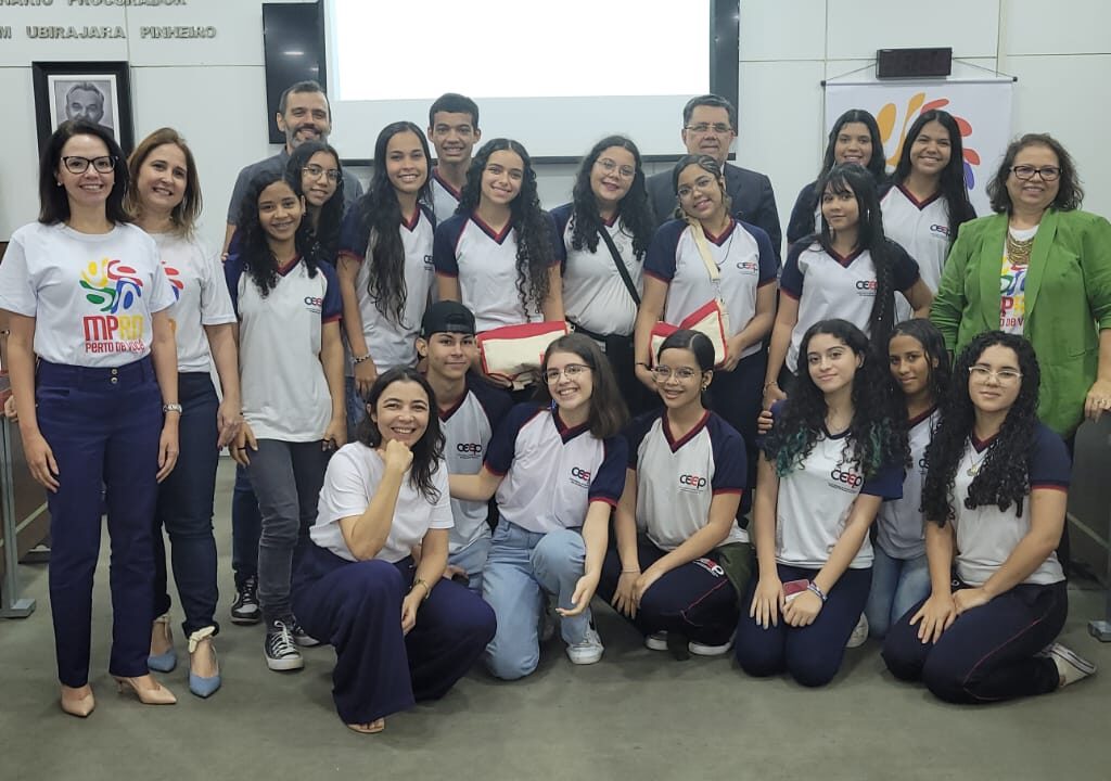 Imagem de vários estudantes ao lado de professores, promotores e procuradores de Justiça, no plenário da PGJ.