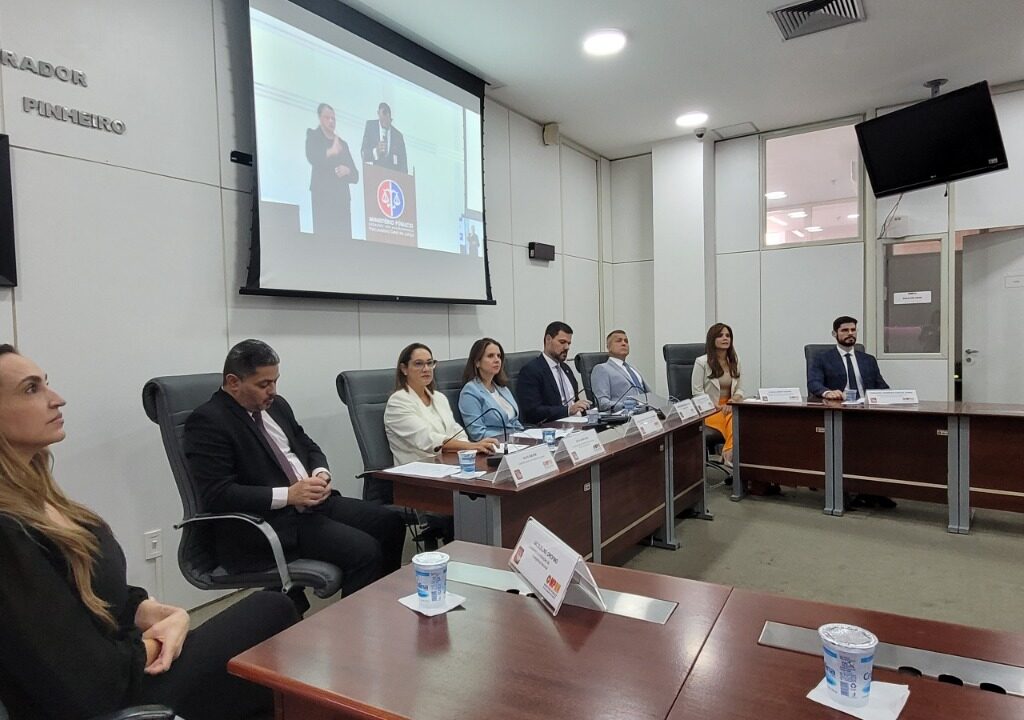 Imagem de várias pessoas sentadas, no plenário da Procuradoria-Geral de Justiça, durante solenidade de abertura de correição do CNMP.