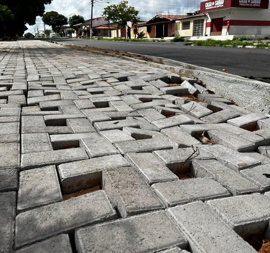 Imagem de uma calçada em mau estado de conservação e sem acessibilidade.