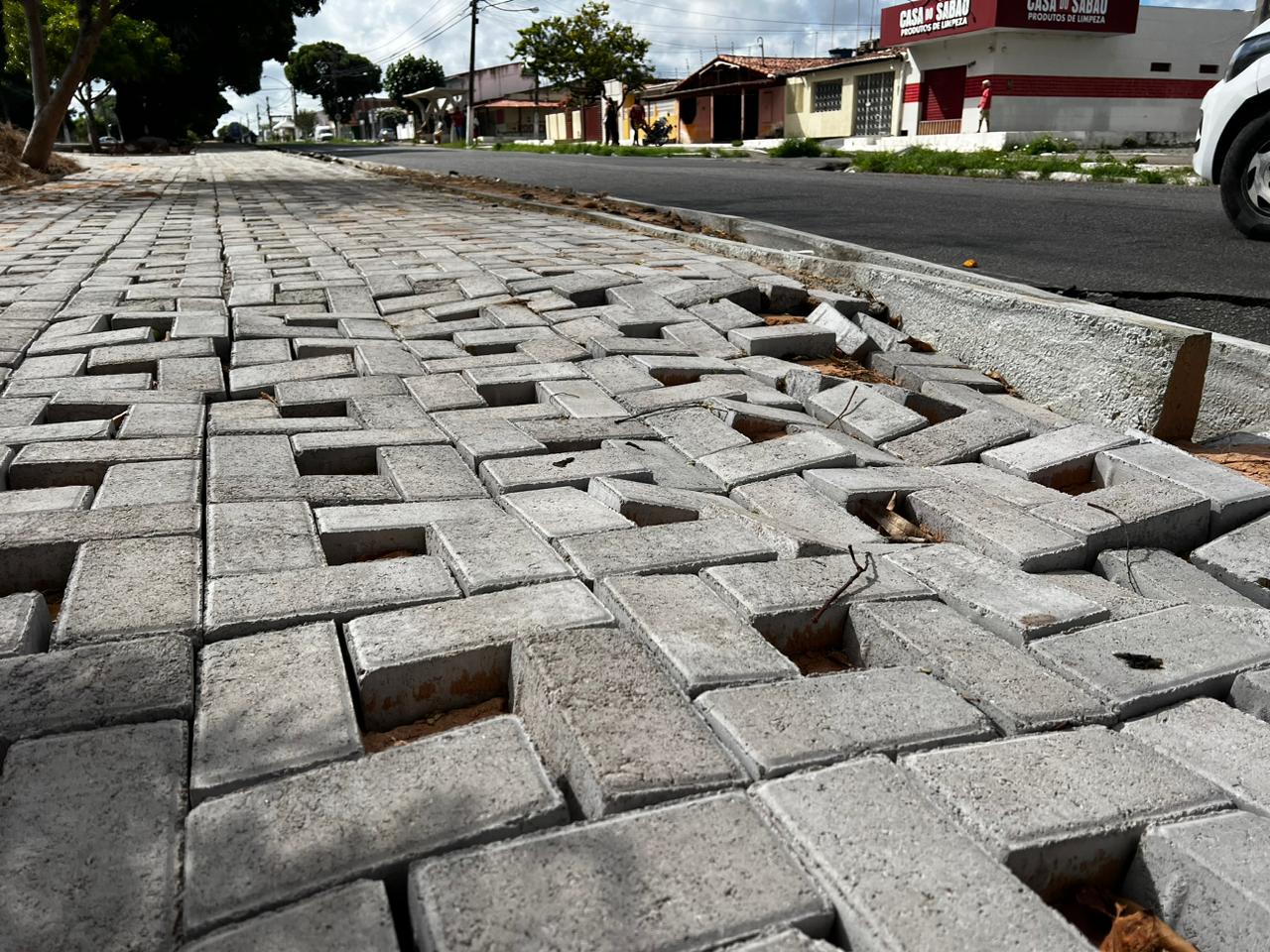 Imagem de uma calçada em mau estado de conservação e sem acessibilidade.