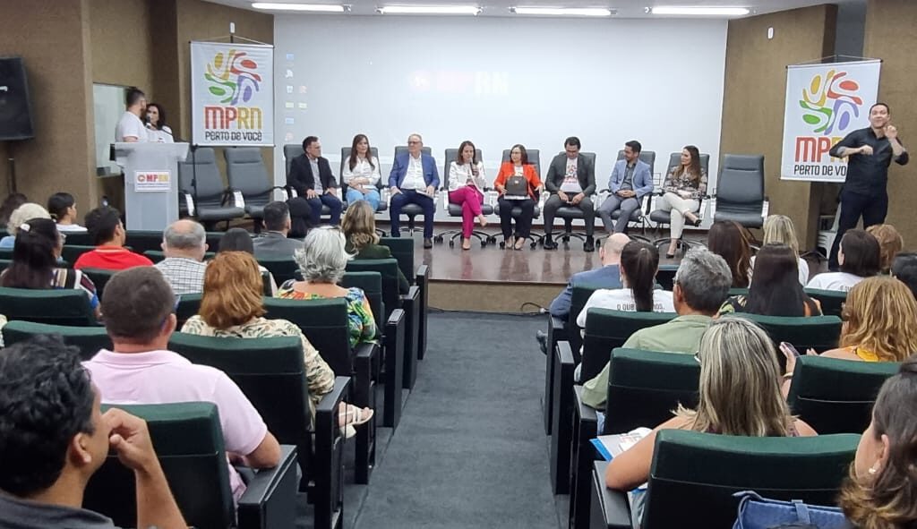 Imagem do auditório do IFRN, repleto de pessoas, durante a solenidade de abertura do MPRN Perto de Você