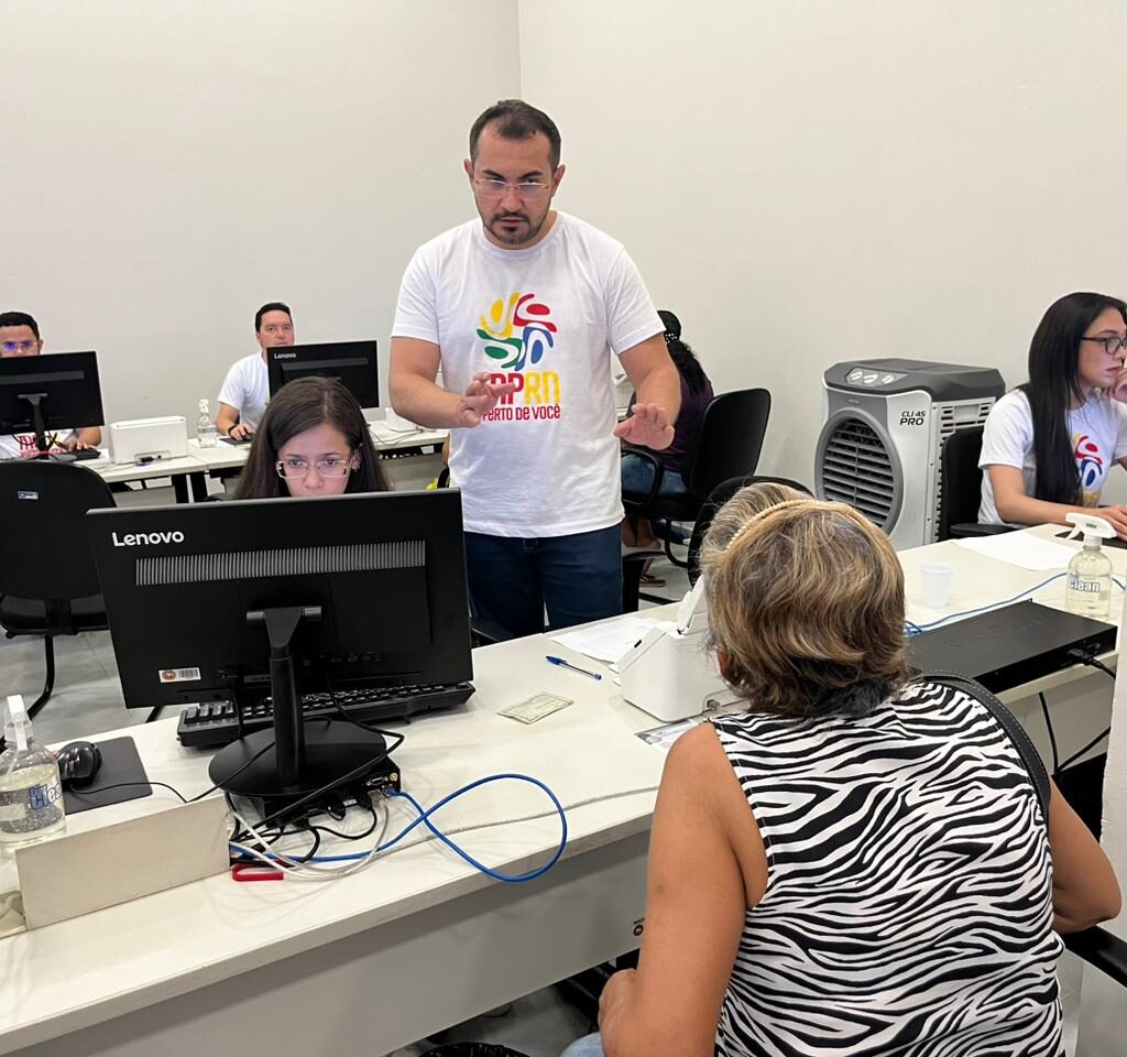 Imagem de pessoas sendo atendidas por servidores do MPRN, dentro do projeto MPRN Perto de Você