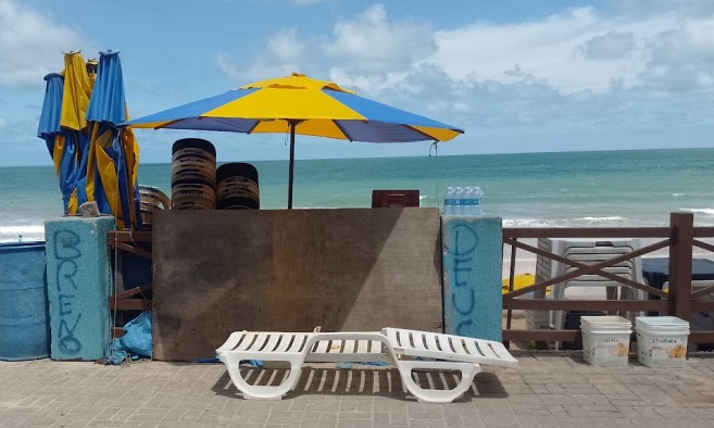 Fotos da barracas e comerciantes no calçadão da praia de ponta negra
