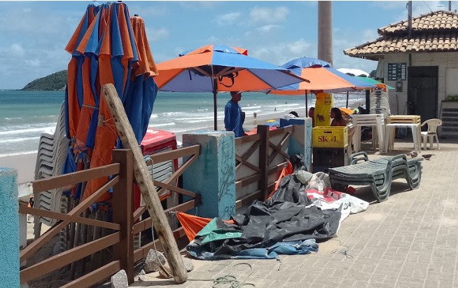 Fotos da barracas e comerciantes no calçadão da praia de ponta negra