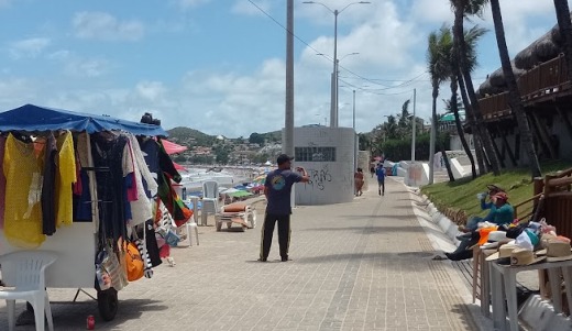Fotos da barracas e comerciantes no calçadão da praia de ponta negra