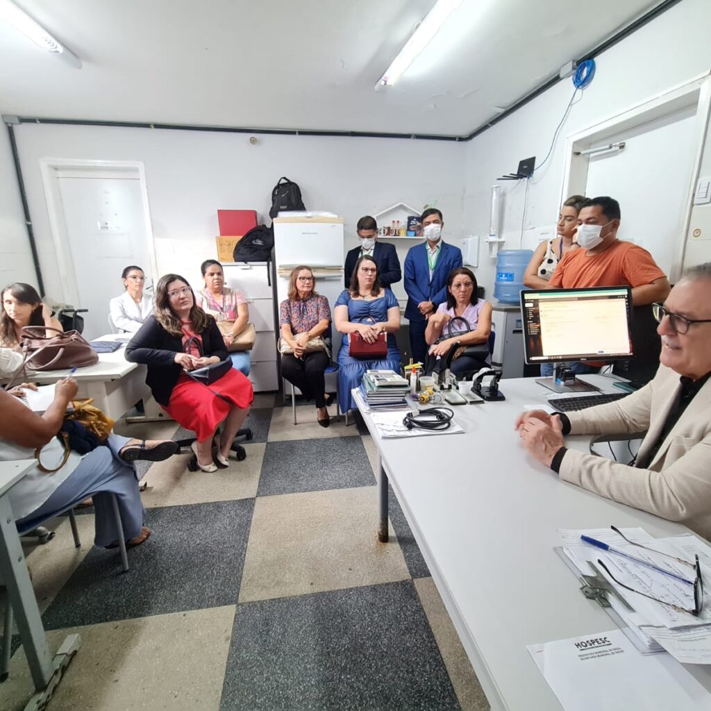 Imagens mostram inspeção em salas, corredores e alas das unidades de saúde.