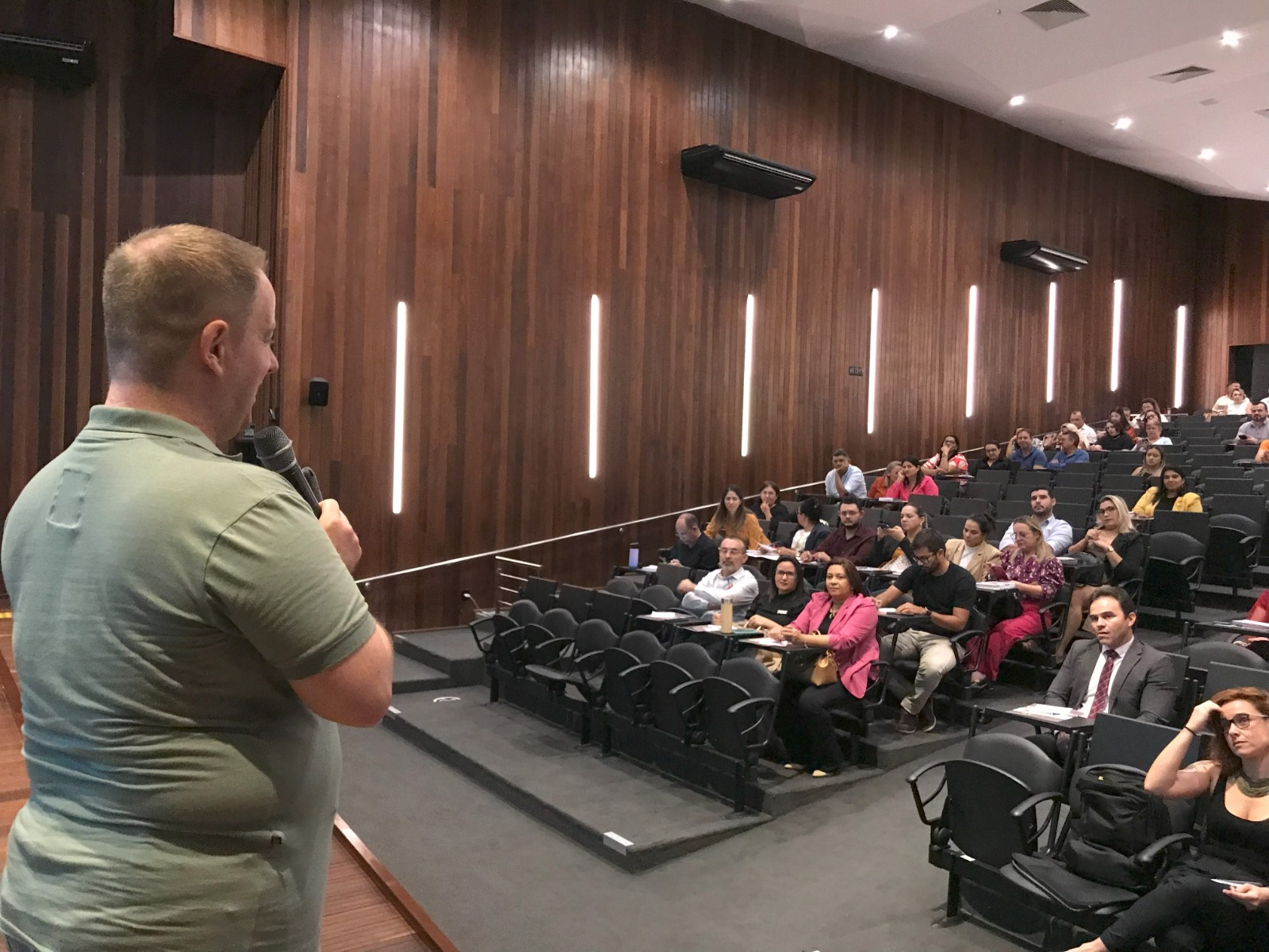 Imagem do auditório da Procuradoria-Geral de Justiça com um homem falando para a plateia.