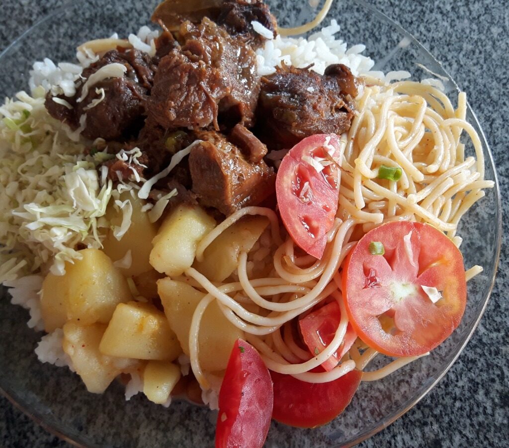 prato pronto com refeição para almoço