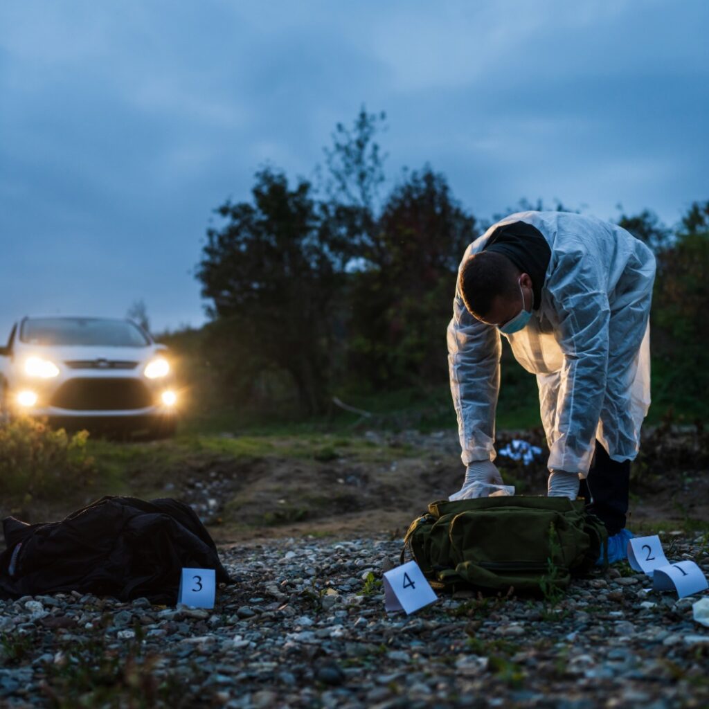 imagem mostra local de crime isolado com homem realizando trabalho de pericia