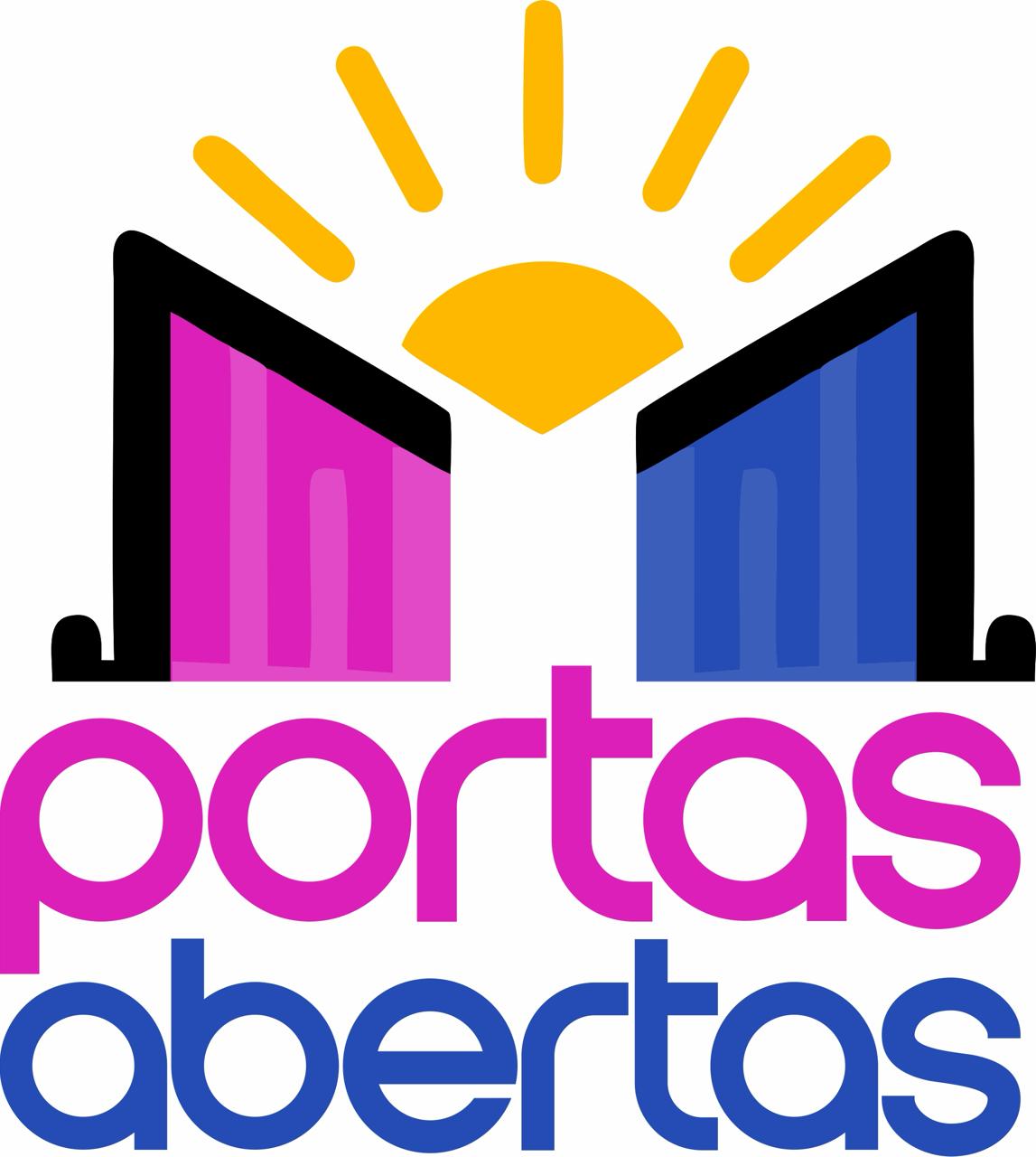 Logo do projeto Portas Abertas com esse nome escrito em roxo e azul. a imagem mostra uma porta se abrindo com um sol no meio.