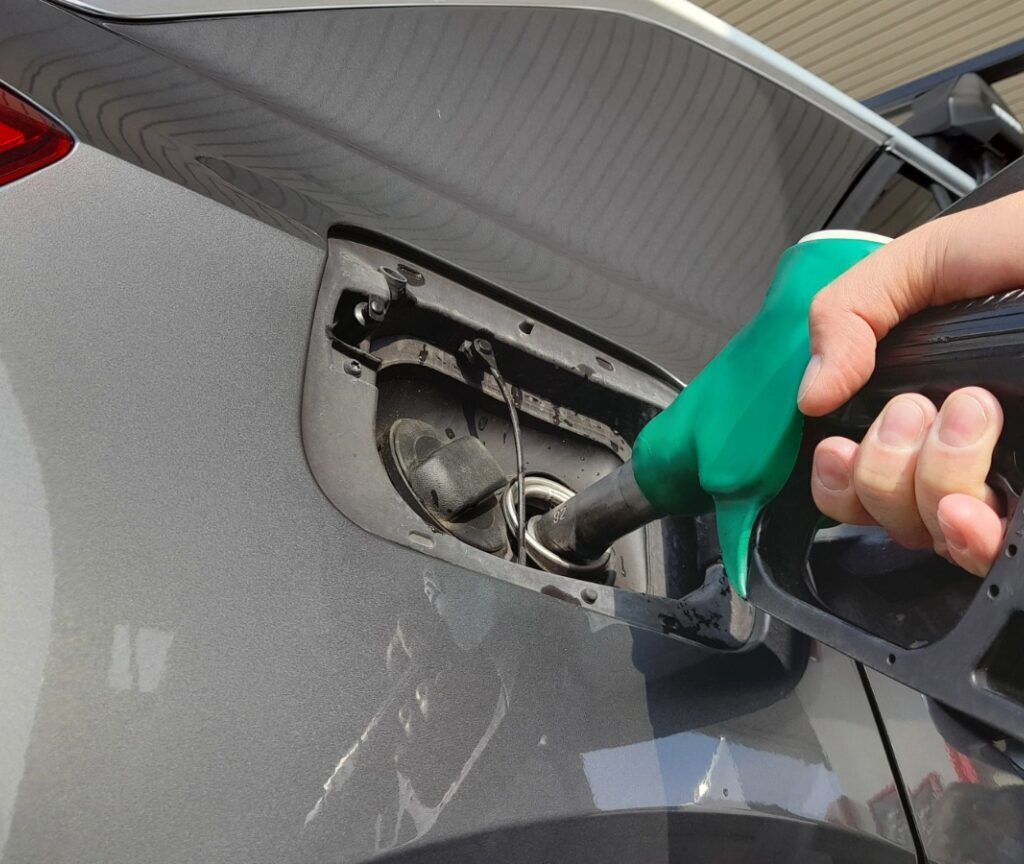 Imagem de magueira abastecendo tanque de combustivel do carro