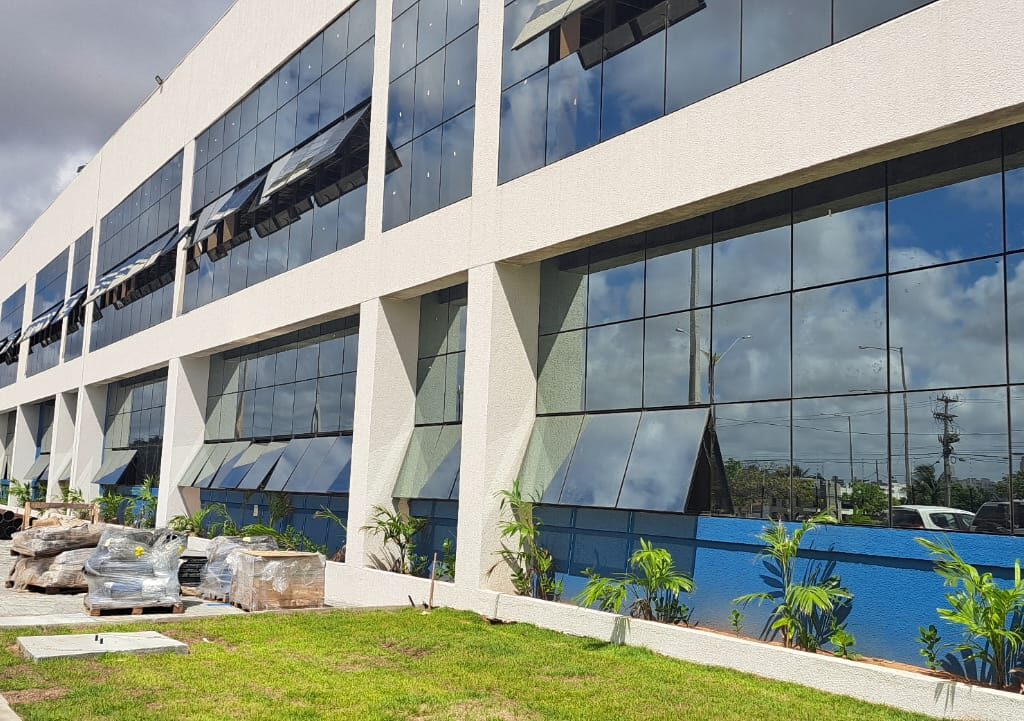 Imagem mostra fachada do prédio cheio de janelas de vidro onde funcionará o hospital municipal de Natal