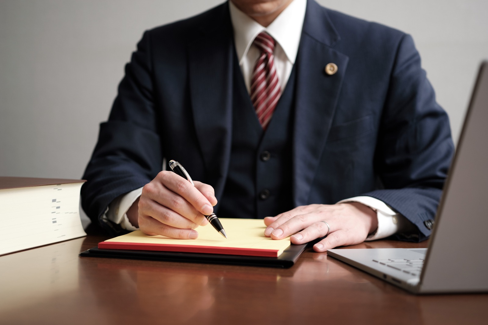 Imagem de um homem assinando um documento