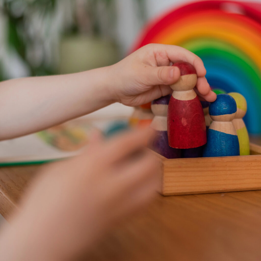 imagem de crianca brincando em alusao a primeira infancia