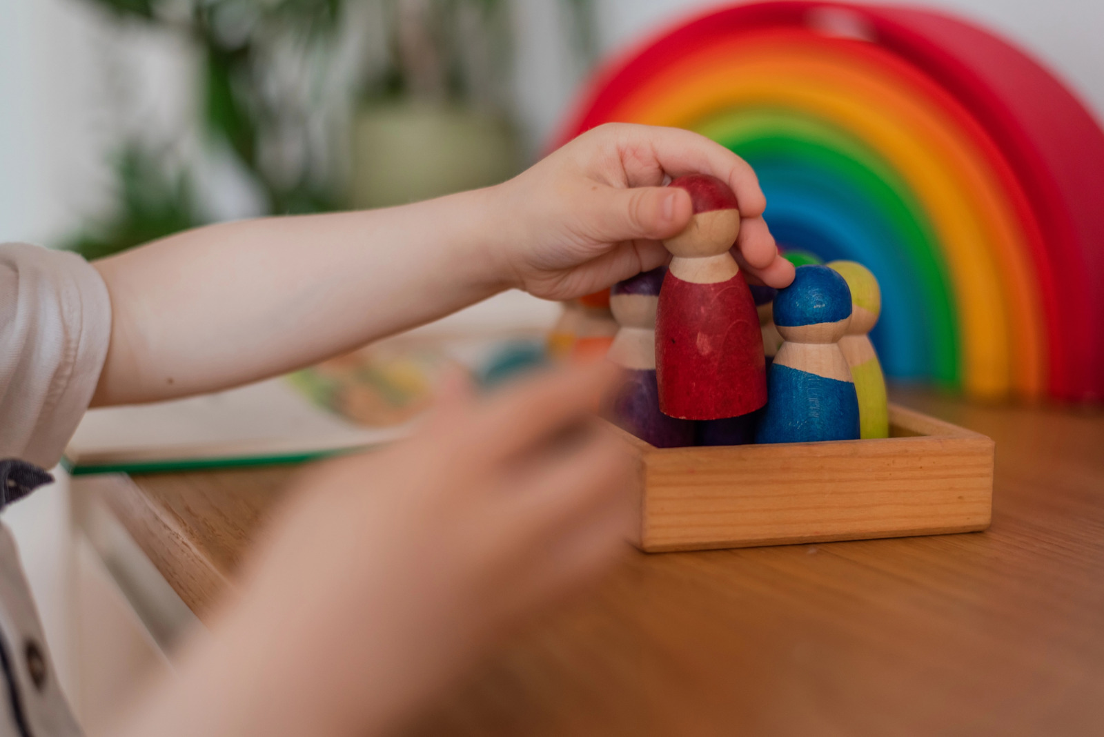 imagem de crianca brincando em alusao a primeira infancia