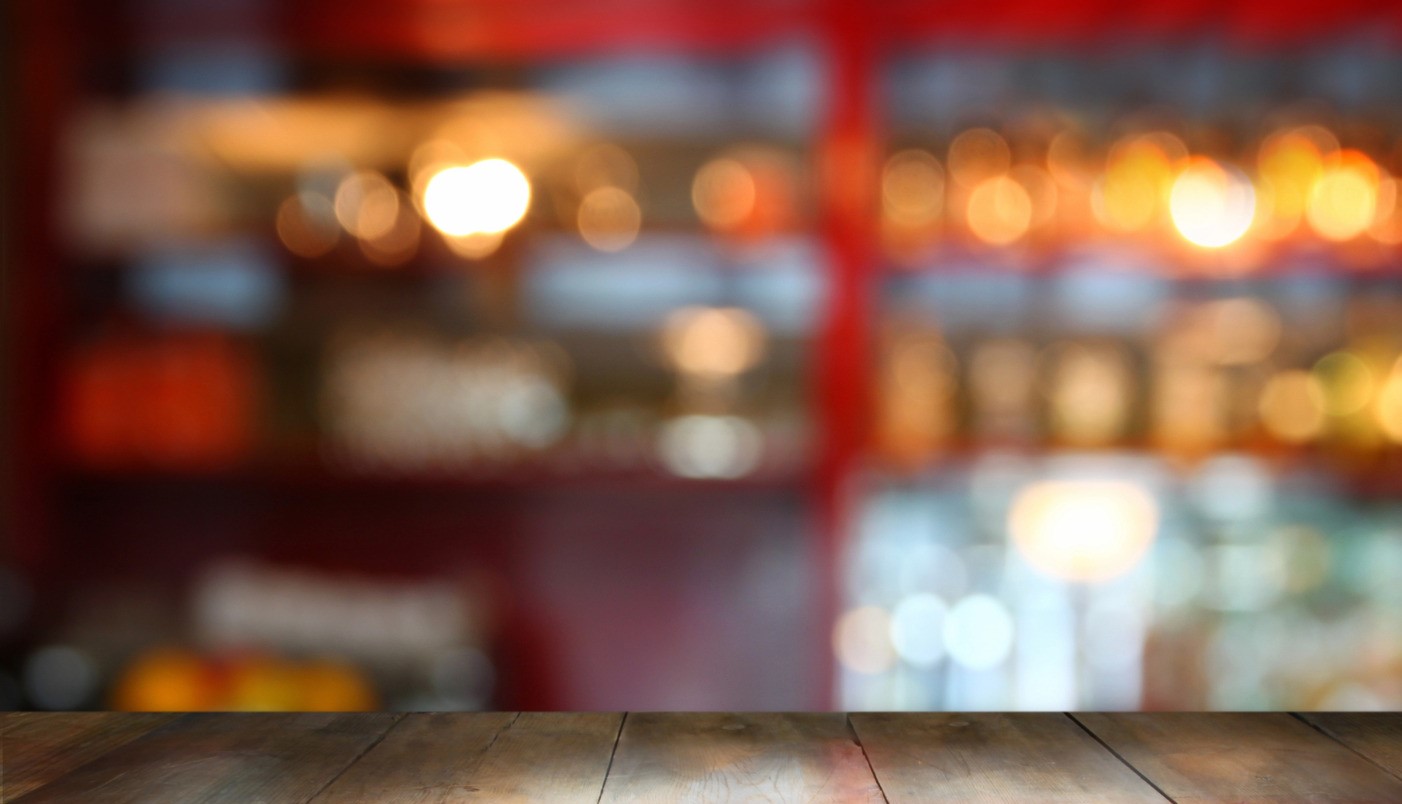 imagem de um balcao em alusao a um bar que aparece ao fundo desfocado
