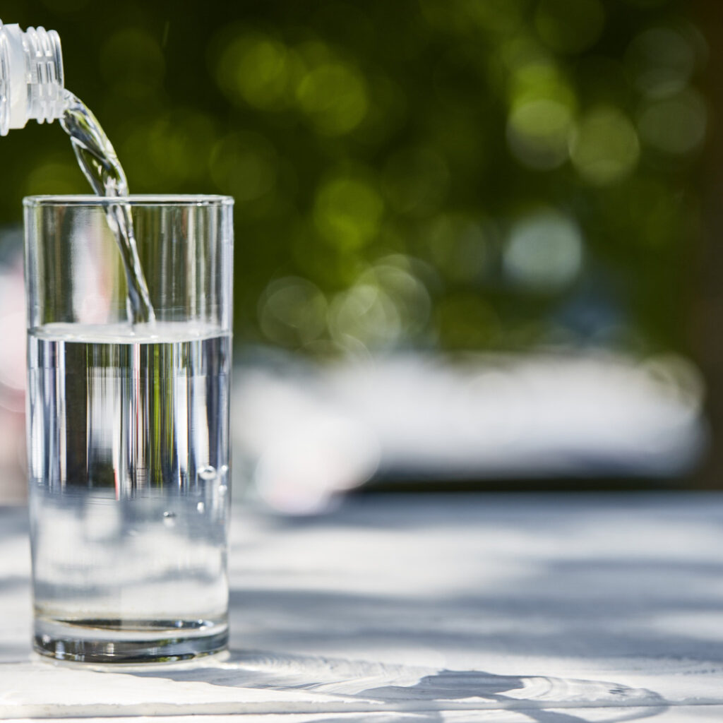 copo de vidro com agua potavel