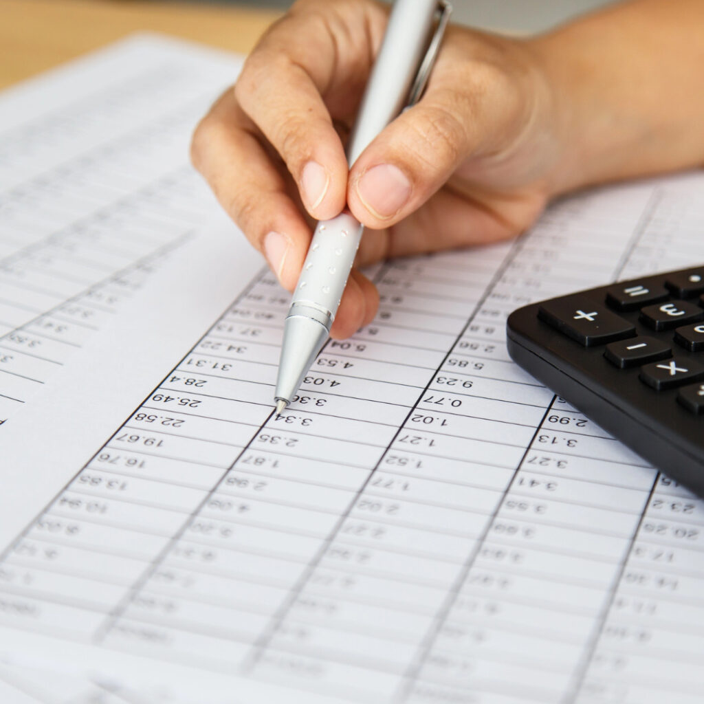 imagem de um papel com numeros indicando adequações orçamentárias