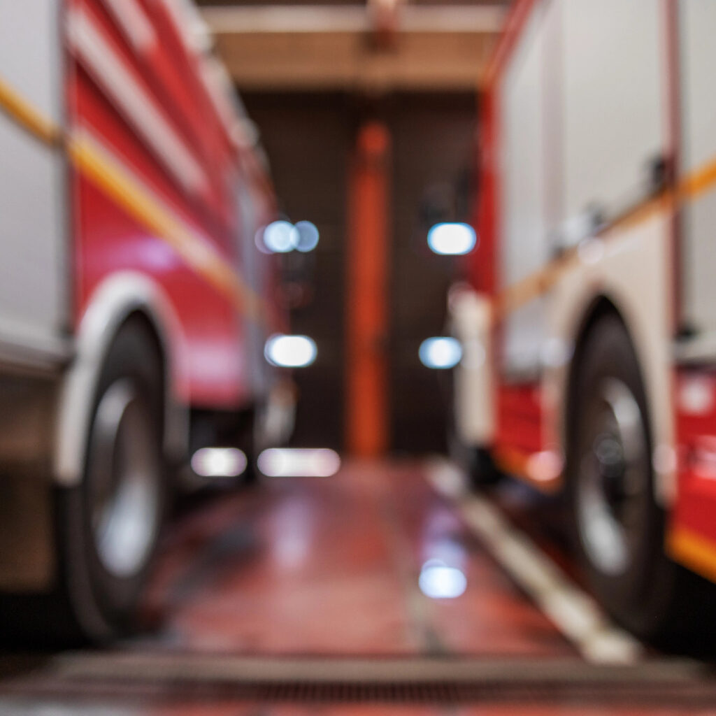 imagem sem foco de um caminhao do corpo de bombeiros