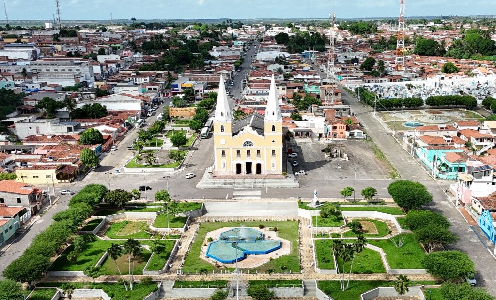 imagem aerea da cidade de ceara mirim com o Santuário de Nossa Senhora da Conceição ao centro