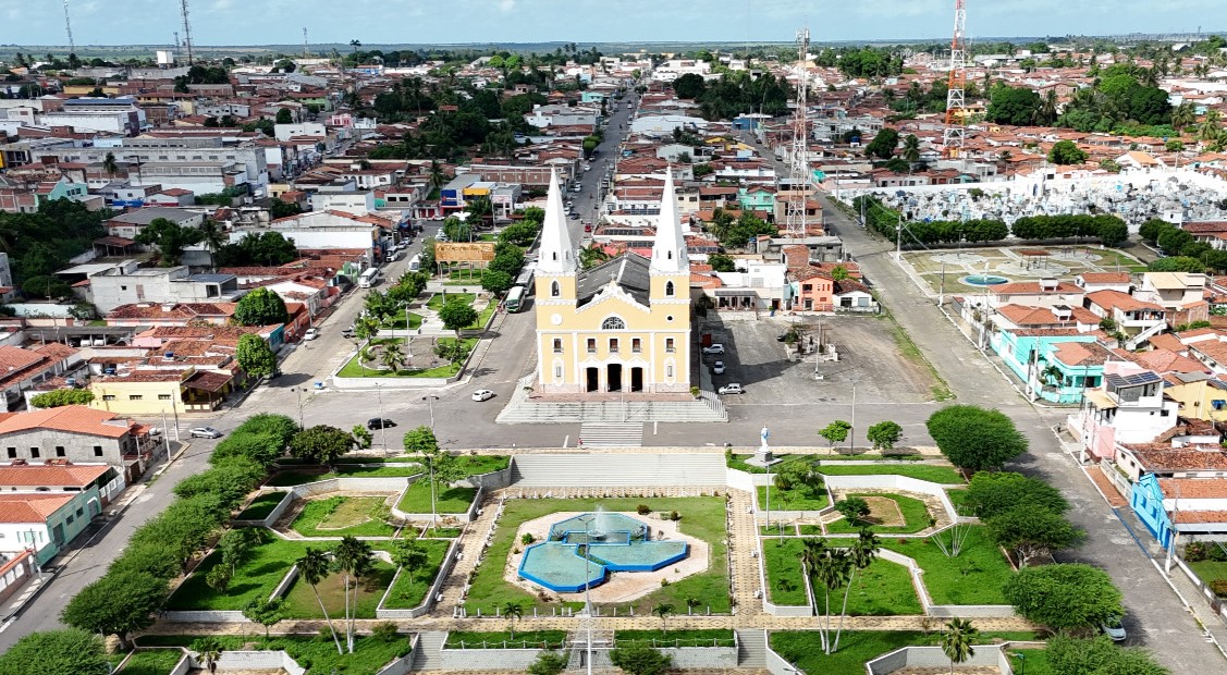 imagem aerea da cidade de ceara mirim com o Santuário de Nossa Senhora da Conceição ao centro