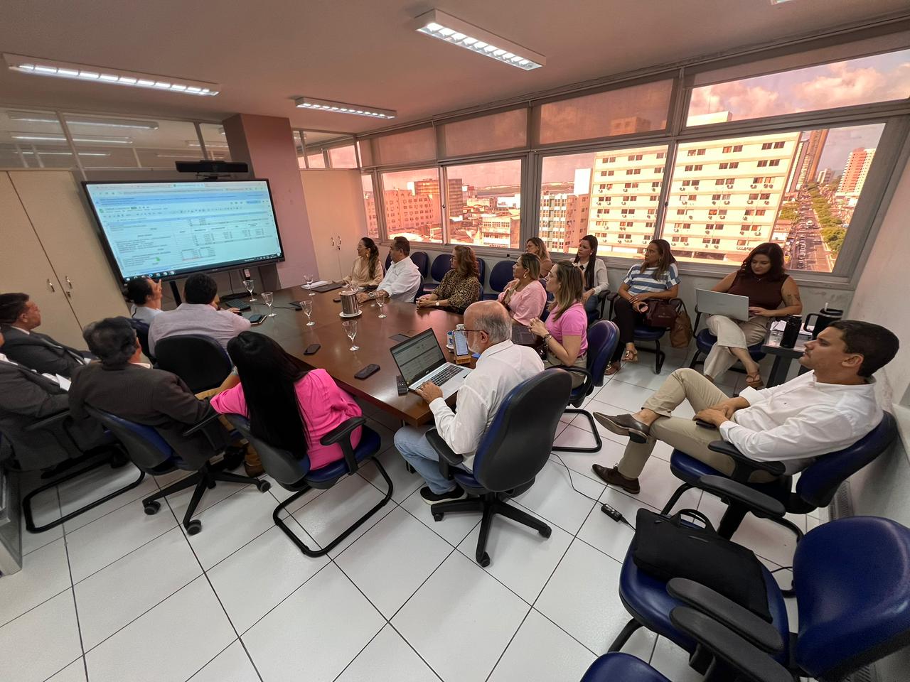 Imagens de pessoas reuniadas em uma mesa
