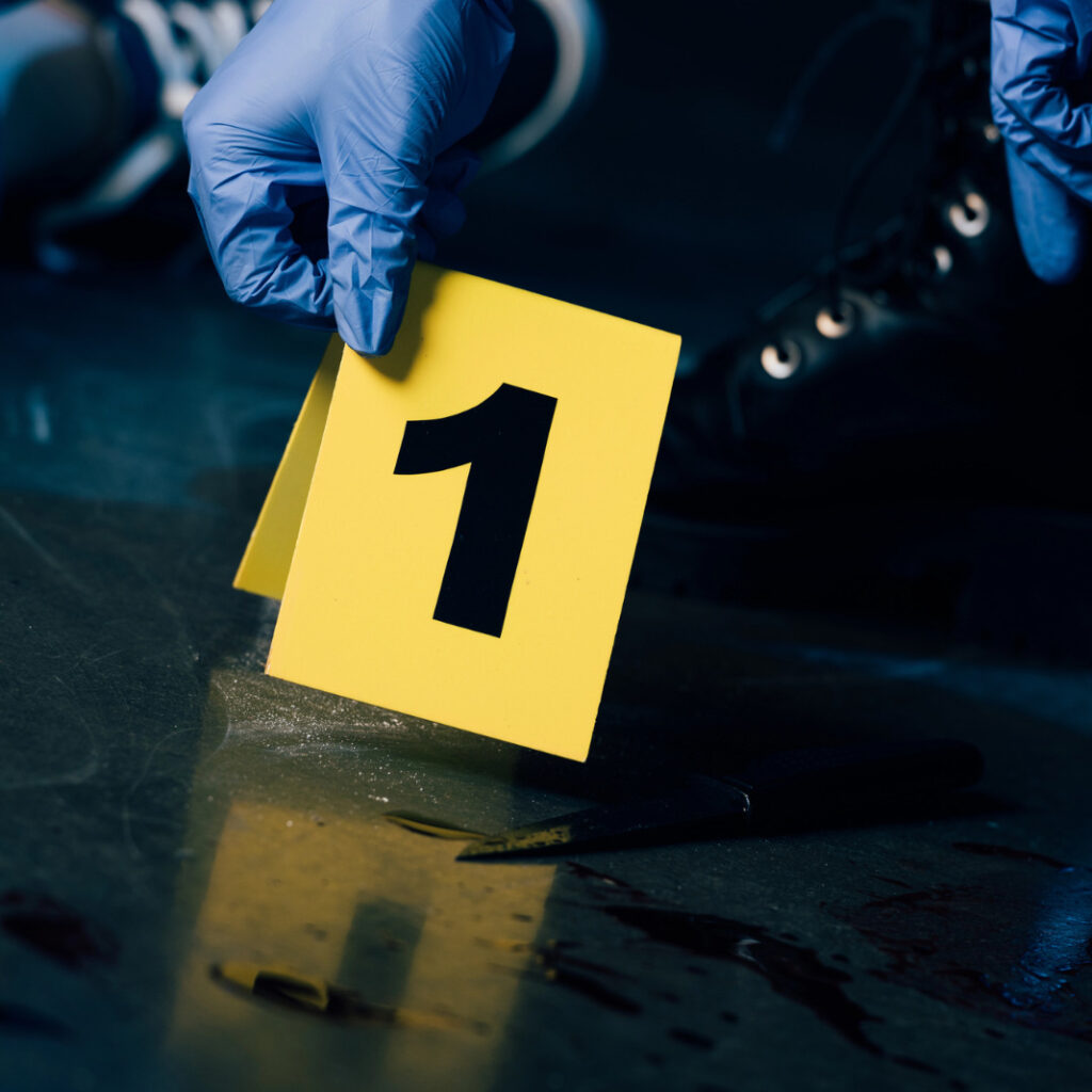 placa indicando prova pericial de um crime