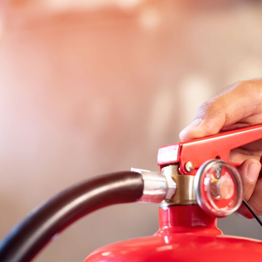 extintor de incendio sendo usado