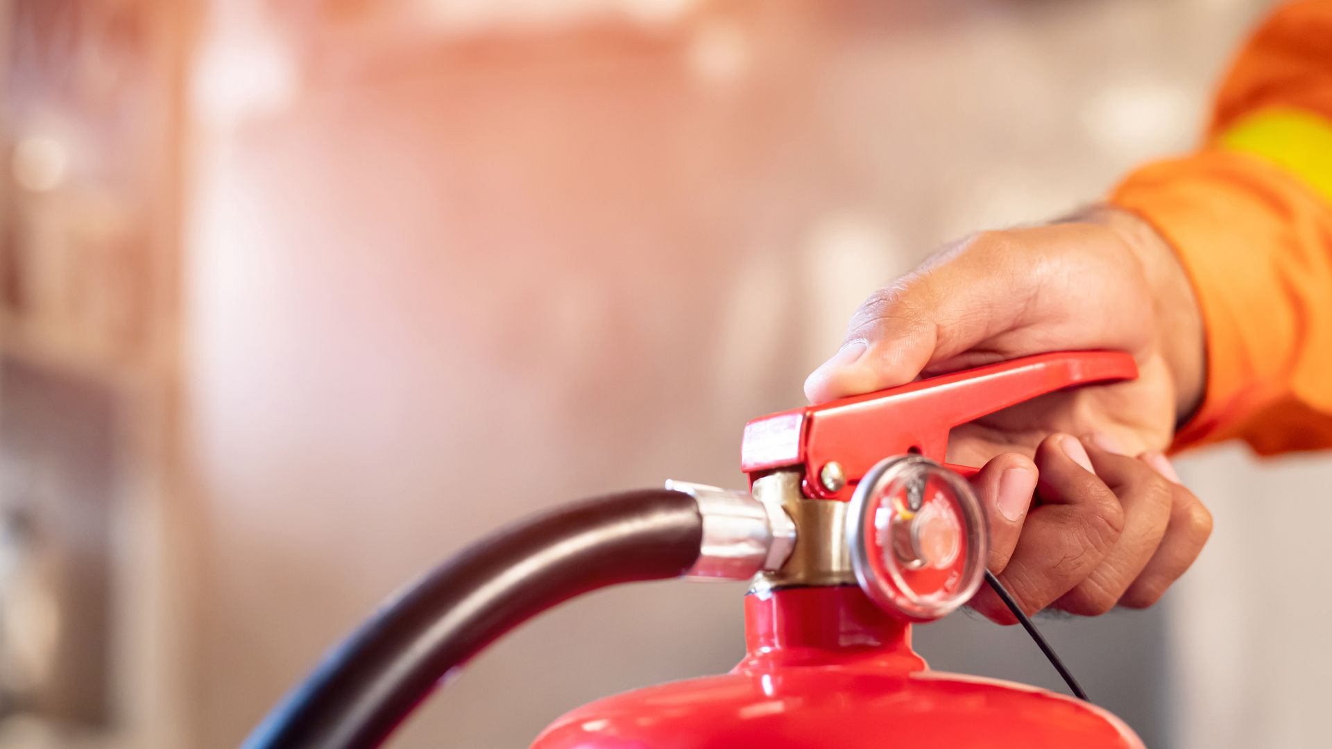 extintor de incendio sendo usado