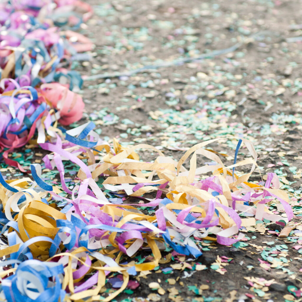 imagem mostra confetes e serpentinas de carnaval jogados na rua